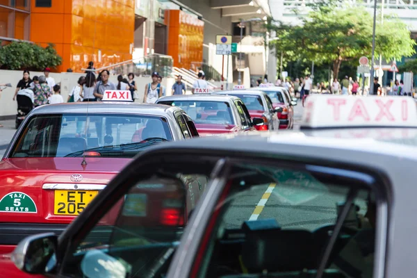 Long Line of Hong Kong Taxis Esperando —  Fotos de Stock