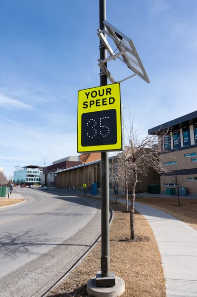 Zonne-aangedreven Speed Indicator verkeersbord — Stockfoto