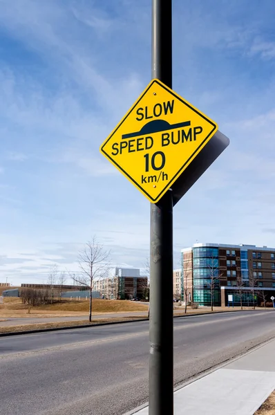 Αργή ταχύτητα χτύπημα πινακίδα σε δρόμο κατοικιών — Φωτογραφία Αρχείου
