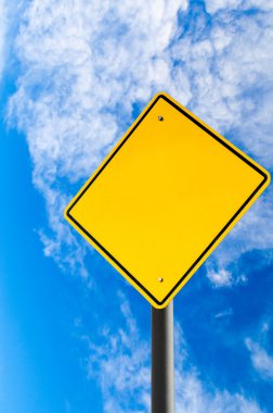 Boş yol işareti kopya alanı ile mavi gökyüzü karşı