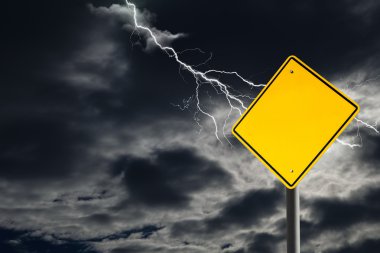 Bulutlu ve gök gürültüsü gibi gökyüzü karşı boş uyarı işareti