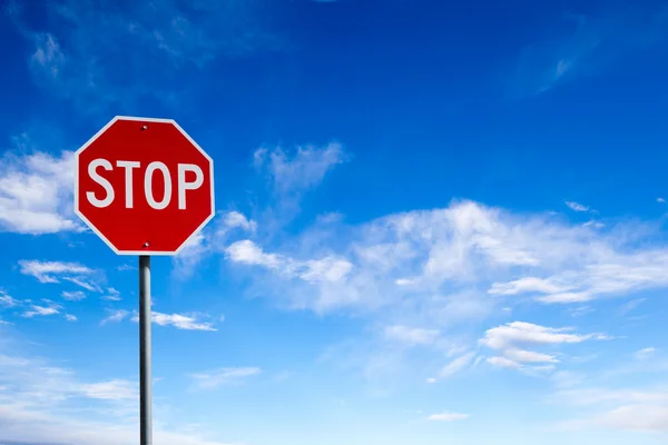 Stop signe avec fond bleu ciel et l'espace de copie — Photo