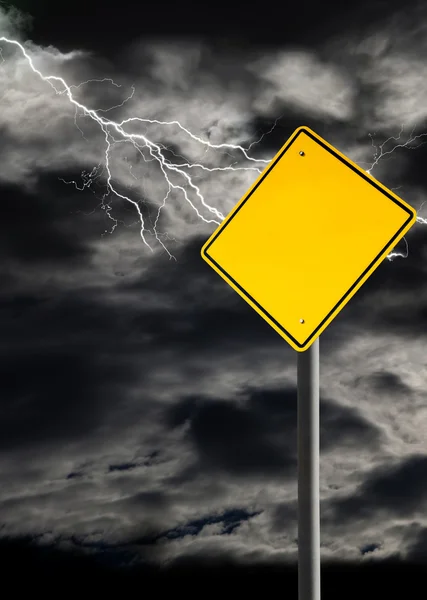 Bulutlu ve gök gürültüsü gibi gökyüzü karşı boş uyarı işareti — Stok fotoğraf