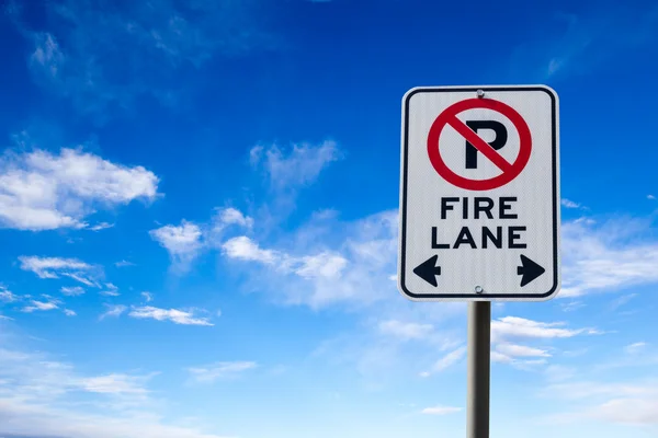 Fire Lane Aucun signe de stationnement contre le ciel bleu — Photo