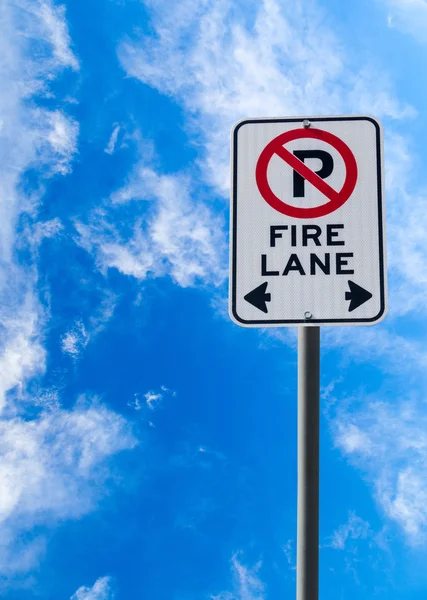 Fire Lane Nenhum sinal de estacionamento contra o céu azul — Fotografia de Stock