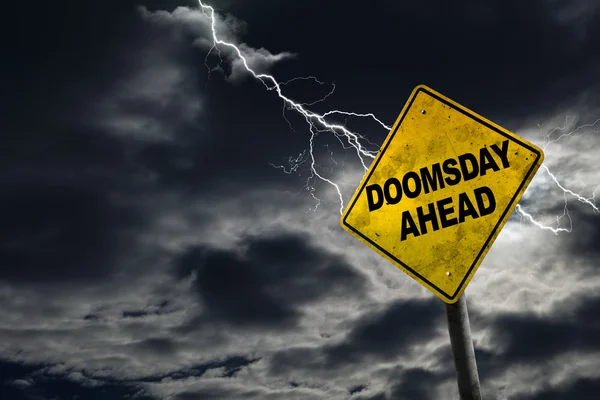 Doomsday Ahead signe avec fond orageux — Photo