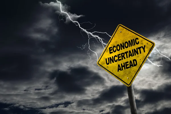 Panneau d'incertitude économique avec contexte orageux — Photo