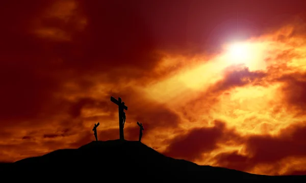 Crucifixion de Jésus avec ciel dramatique et espace de copie — Photo