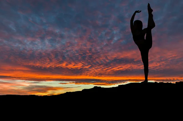 Silhouette de femme dansant en plein air au coucher du soleil — Photo