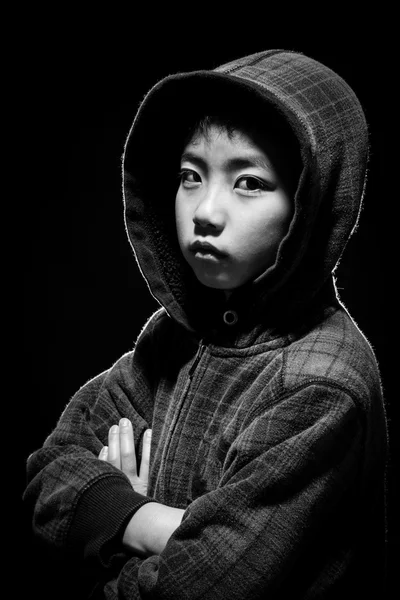 Zwart-wit van Aziatische jongen in Hoodie — Stockfoto