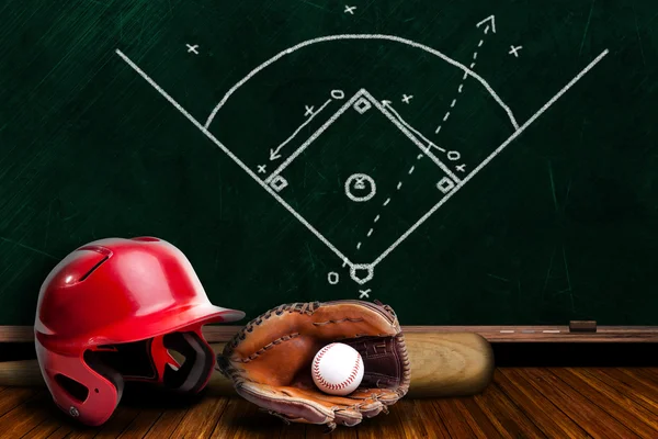 Baseball-Ausrüstung und Kreidebrettspiel-Strategie — Stockfoto