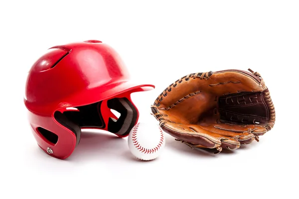 Casco da baseball, guanto e palla su sfondo bianco — Foto Stock