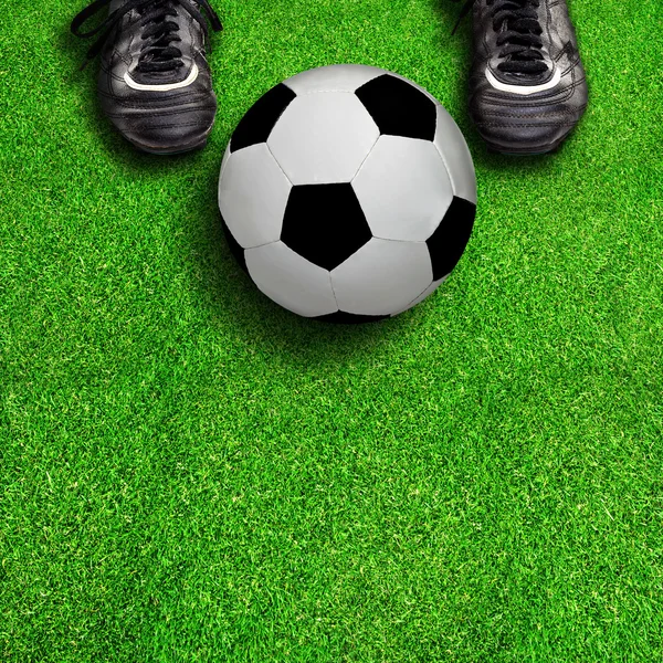 Botas de fútbol y pelota en el campo con espacio de copia —  Fotos de Stock