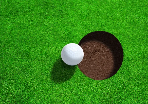 Golfball nah am Loch mit Kopierraum — Stockfoto