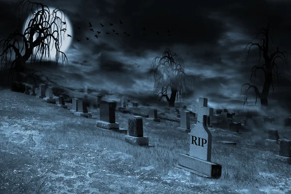 Nebliger Supermond beleuchtete Nacht auf Friedhof mit Kopierraum — Stockfoto