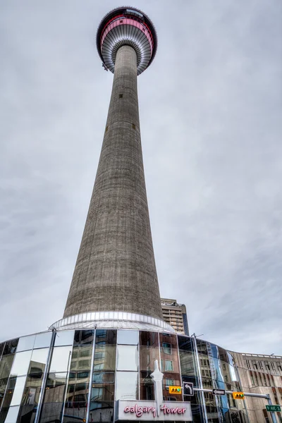 Vue du bas vers le haut de la tour de Calgary — Photo