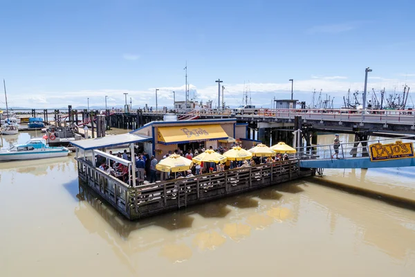 Restaurante flotante en Steveston Village Fisherman 's Wharf en Ri — Foto de Stock