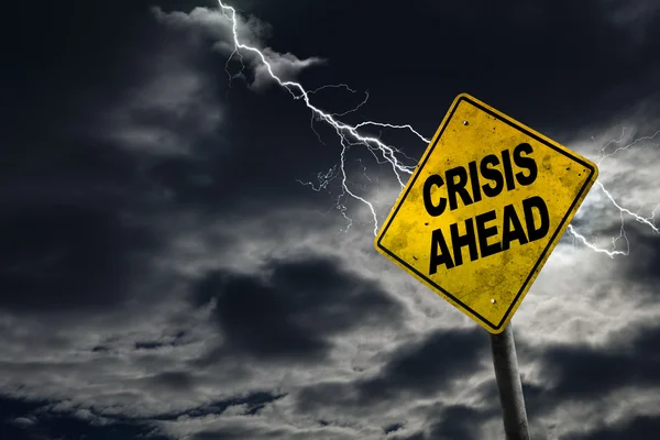 Crise em frente sinal com fundo tempestuoso — Fotografia de Stock