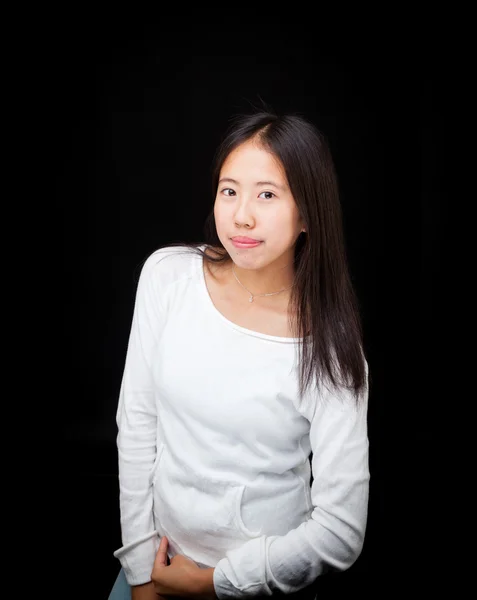 Ritratto di ragazza asiatica in posa su sfondo nero — Foto Stock