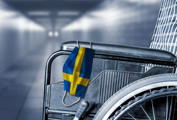 Bandeira Suécia Máscara Facial Pendurada Cadeira Rodas Vazia Corredor Hospital — Fotografia de Stock