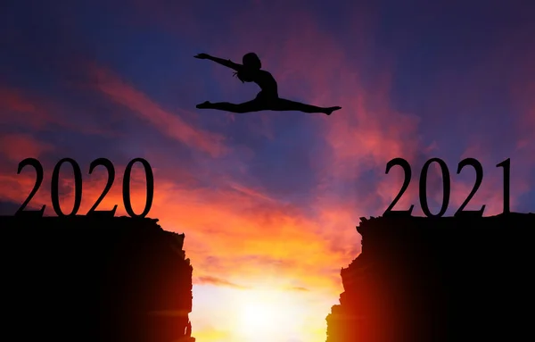 Концепция 2021 Года Силуэтом Мужественной Девушки Прыгающей Скалы Драматическим Закатом — стоковое фото