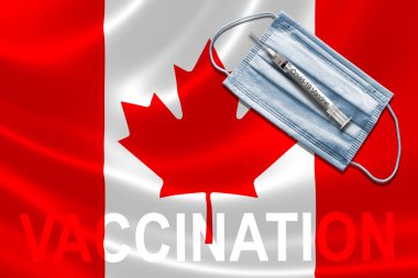 Kanada 'da COVID-19 aşısı yüz maskesi ve şırınga iğnesi aşısıyla Kanada Bayrağı.