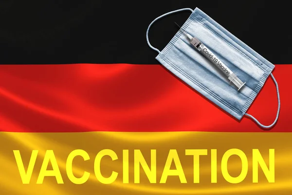 顔マスクとドイツ国旗に注射針ワクチンとドイツの概念でCovid 19ワクチン — ストック写真