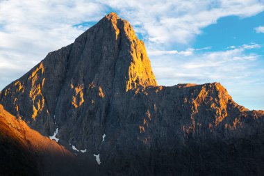 The Wedge 'in üzerindeki altın günbatımı, marangoz kama aletine benzerliğinden dolayı adlandırılan ayırt edici bir dağ zirvesi. Banff Ulusal Parkı yakınlarındaki Kanada 'nın Kananaski bölgesindeki Kidd Dağı' nda yer alan bu zirve 2,700 feet yüksekliğindedir..