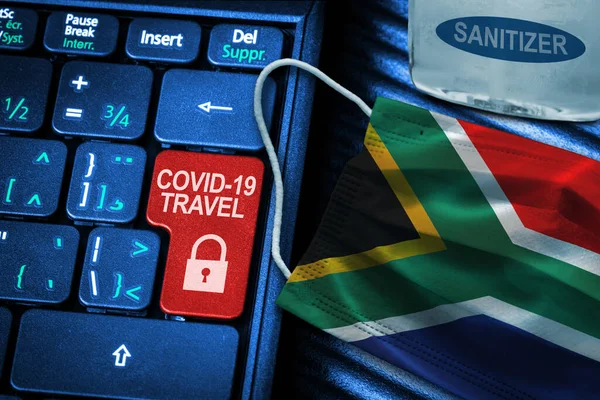 南アフリカCovid 19コロナウイルス旅行制限の概念は 南アフリカの国旗フェイスマスクと手の消毒剤でキーボードの赤いボタン警告を示しています 世界旅行における新常態 — ストック写真