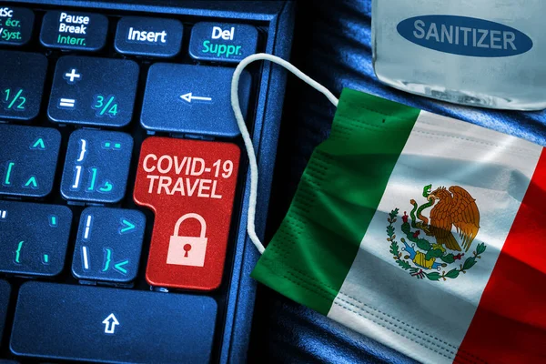 メキシコCovid 19コロナウイルス旅行制限コンセプトは メキシコの国旗フェイスマスクと手の消毒剤でキーボードの赤いキー警告を示しています 世界旅行における新常態 — ストック写真