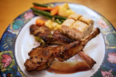 Sarımsaklı kuzu pirzolası ve sebzeli şarap..