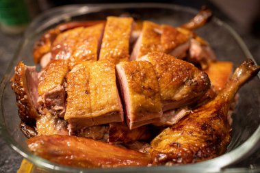 Ev yapımı kızarmış ördek baharatla marine edilmiş ve Hong Kong usulü fırında pişirilmiş.. 