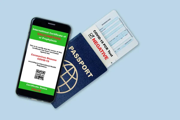 Smartphone Sul Passaporto Viaggio Carta Imbarco Con Certificato Digitale Vaccinazione — Foto Stock