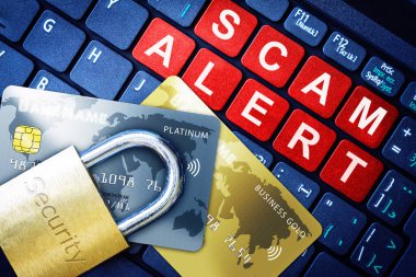 Yüksek teknoloji bilgisayar klavye arka planında kırmızı tuşlar ve sahte kredi kartlarına kazınmış güvenlik kilidi. İnternet güvenliği kavramı, veri gizliliği, çevrimiçi alışveriş ödemeleri için siber suç önleme.