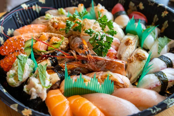 Variedade Comida Sushi Japonês Com Atum Salmão Camarão Vieira Lula — Fotografia de Stock