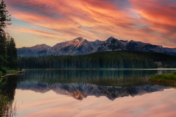 Golden Sunset Vid Två Jack Lake Camping Den Kanadensiska Rockies — Stockfoto
