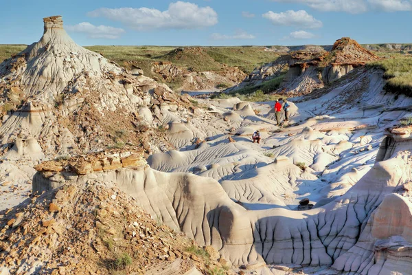 Turistas Não Identificáveis Exploram Parque Provincial Dinossauro Alberta Canadá Patrimônio — Fotografia de Stock