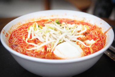 Bir kase Singapur Mee Siyam, Malezya kökenli popüler bir yemektir. Baharatlı, tatlı ve ekşi hafif sos ile servis edilen vermicelli pirinç çubuğu ve fasulye filizi, kızarmış tofu ve haşlanmış yumurtadan oluşur. Favori bir yerel işportacı.