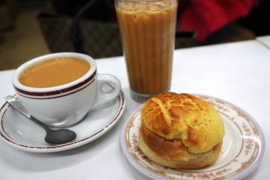 Popüler Kanton kahvaltısı ya da çay saati favori aperatifi ananaslı çörek ve Hong Kong usulü sütlü çay.. 