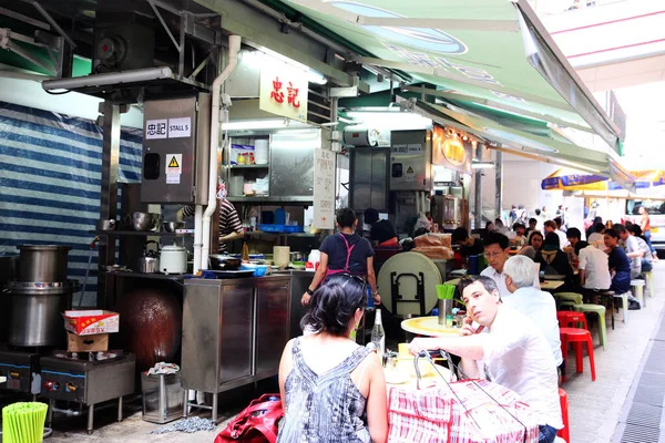 Hong Kong Április 2011 Ebédidő Tömeg Enni Szabadtéri Utcai Élelmiszer — Stock Fotó
