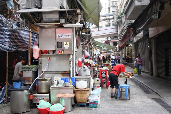 卢旺达爱国军 2011年12月19日 香港中环戴培东的露天街市食品摊位 这些户外厨房已成为香港的传统和文化 — 图库照片