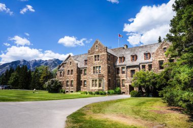 Banff Ulusal Parkı, Alberta, Kanada 'daki Cascades of Time Gardens' taki Tarihi Parklar yönetim binası..