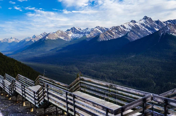 Trägång Toppen Svavelberget Med Panoramautsikt Över Kanadensiska Klipporna Banff National — Stockfoto