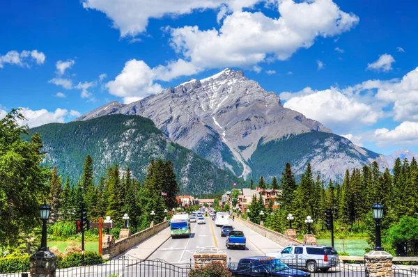 Drukke Banff Avenue Banff National Park Met Cascade Mountain Achtergrond — Stockfoto