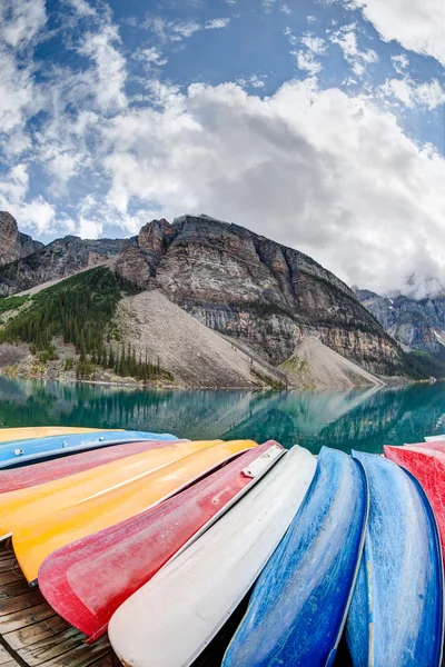 Kayaks on Moraine Lake in the Canadian Rockies — Stock Photo, Image