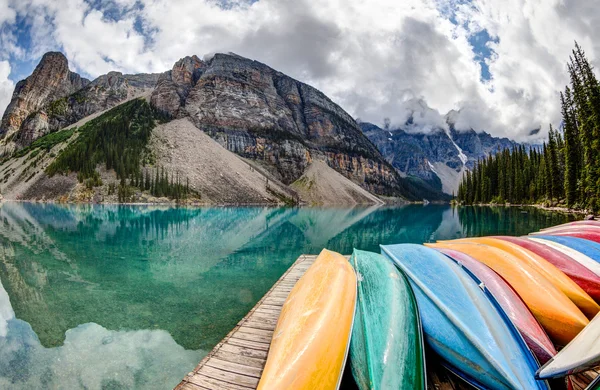 Row of Kayaks on Moraine Lake in the Canadian Rockies — Stock Photo, Image