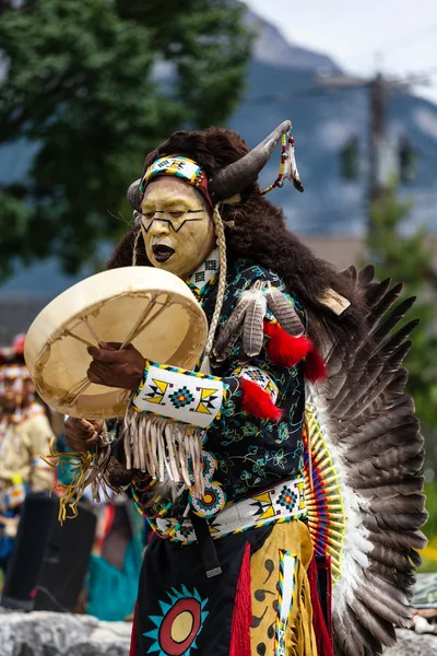 Danzatrice tradizionale dei nativi americani — Foto Stock
