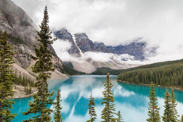 Lago Moraine y Valle de los Diez Picos en el Parque Nacional Banff — Foto de Stock