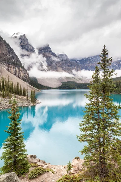 Lago Moraine e Vale dos Dez Picos no Parque Nacional de Banff — Fotografia de Stock