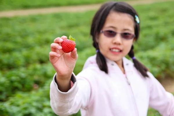 Chica sosteniendo una fresa — Foto de Stock